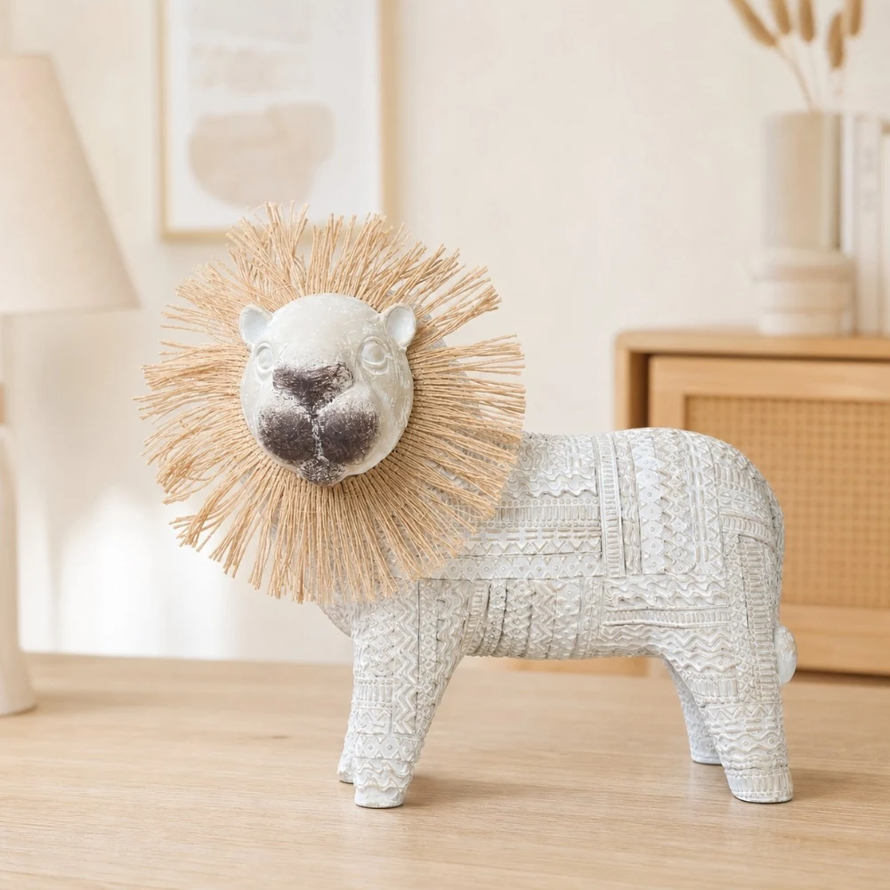Lion décoratif en résine, posé sur une étagère de table neutre