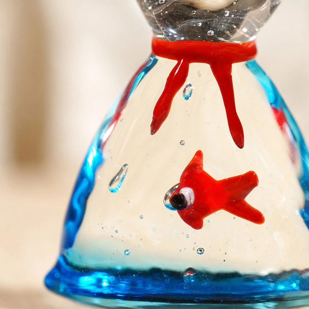 Gros plan sur un ornement de poisson en verre fait main rouge et bleu
