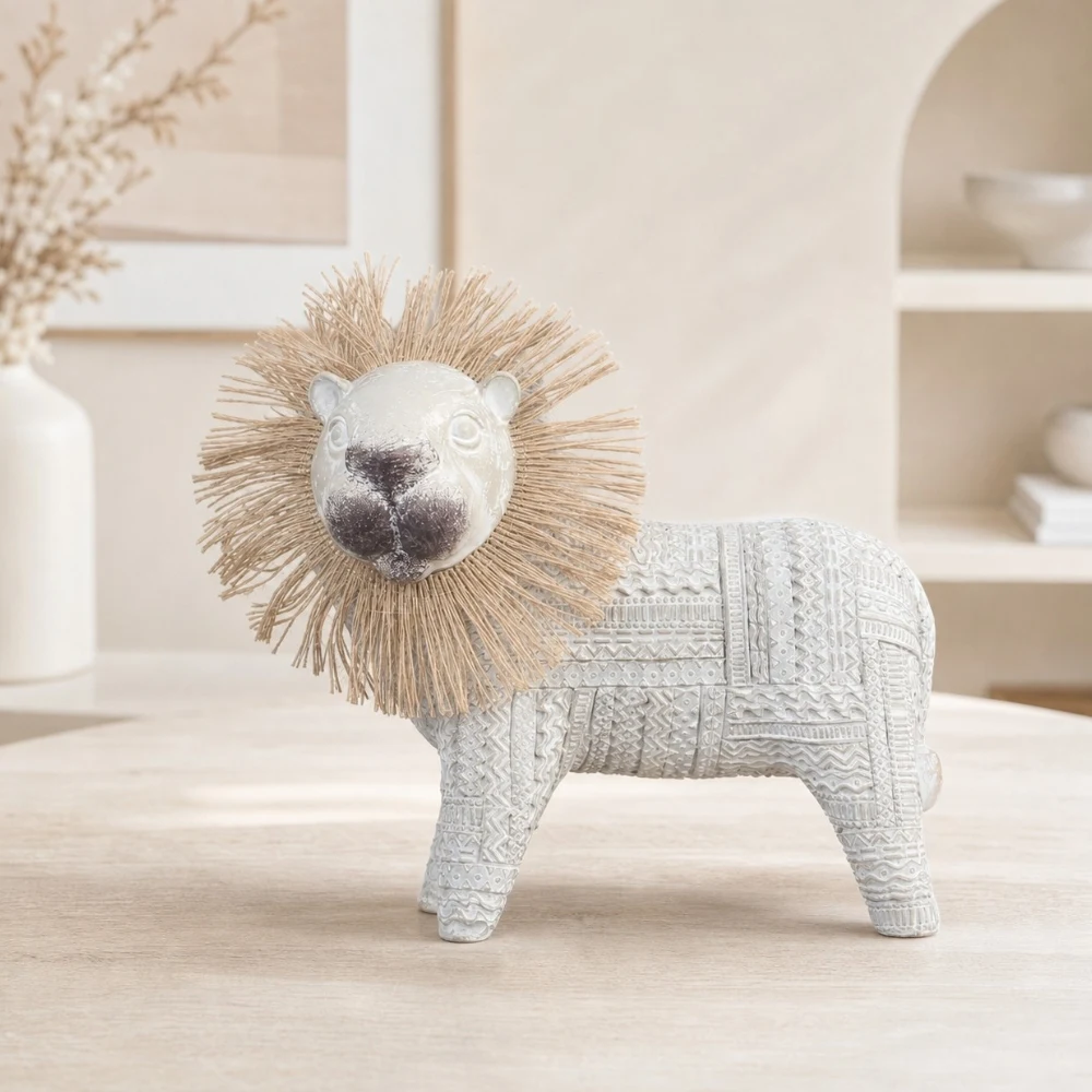 Lion décoratif en résine, posé sur une étagère de table neutre