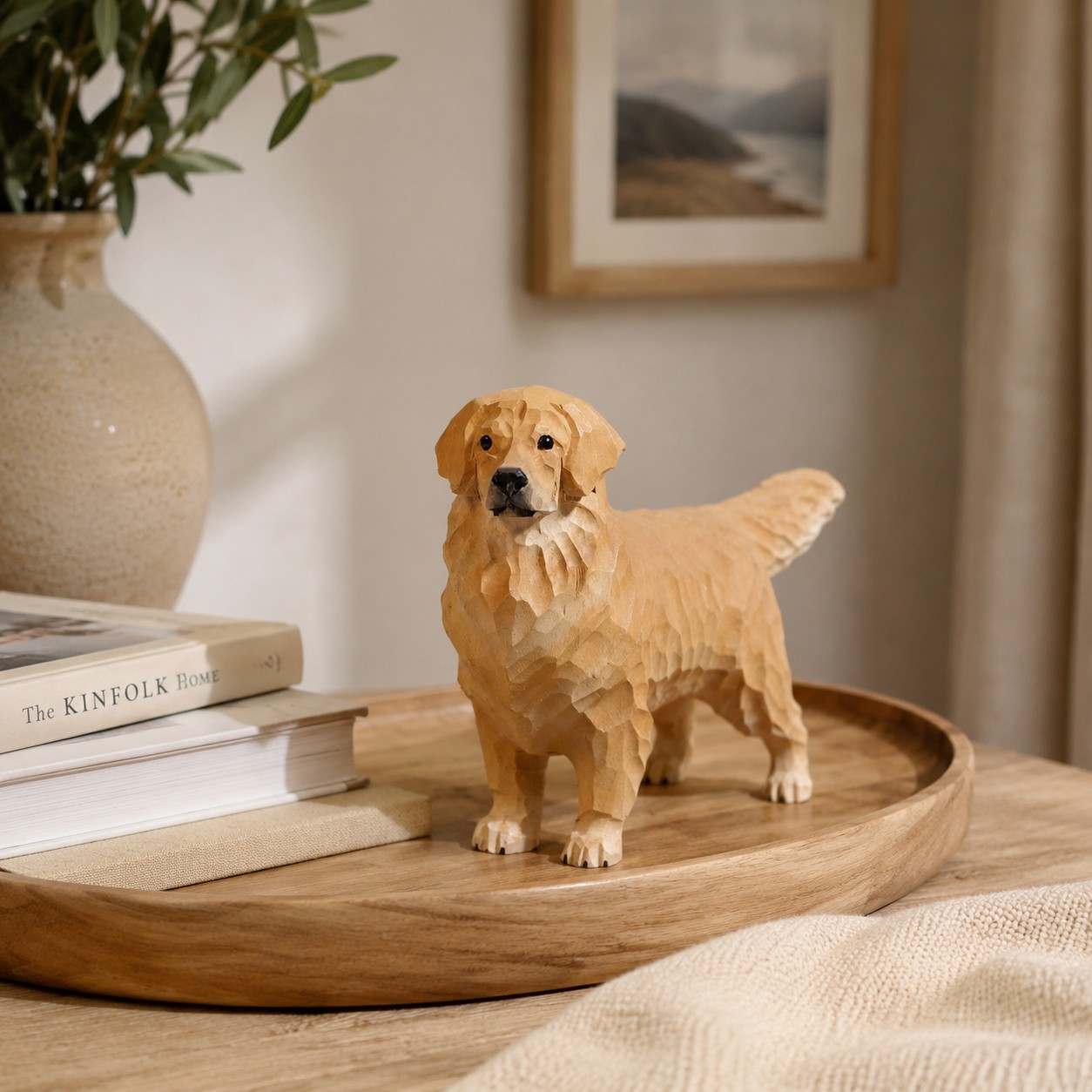 Figurine de golden retriever sur un plateau avec des livres et un vase