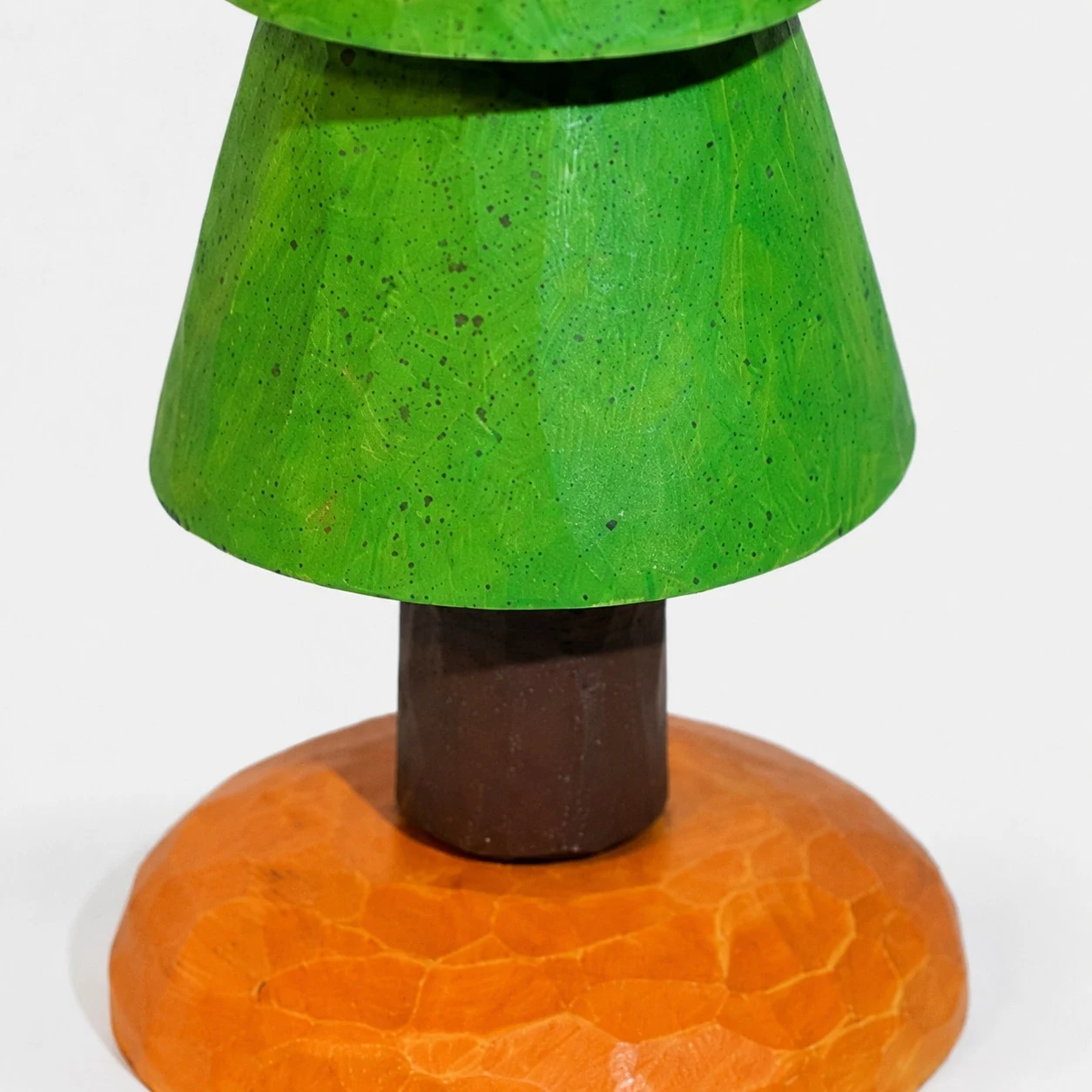 Détail sculpté vert à l'étage et au coffre en bois