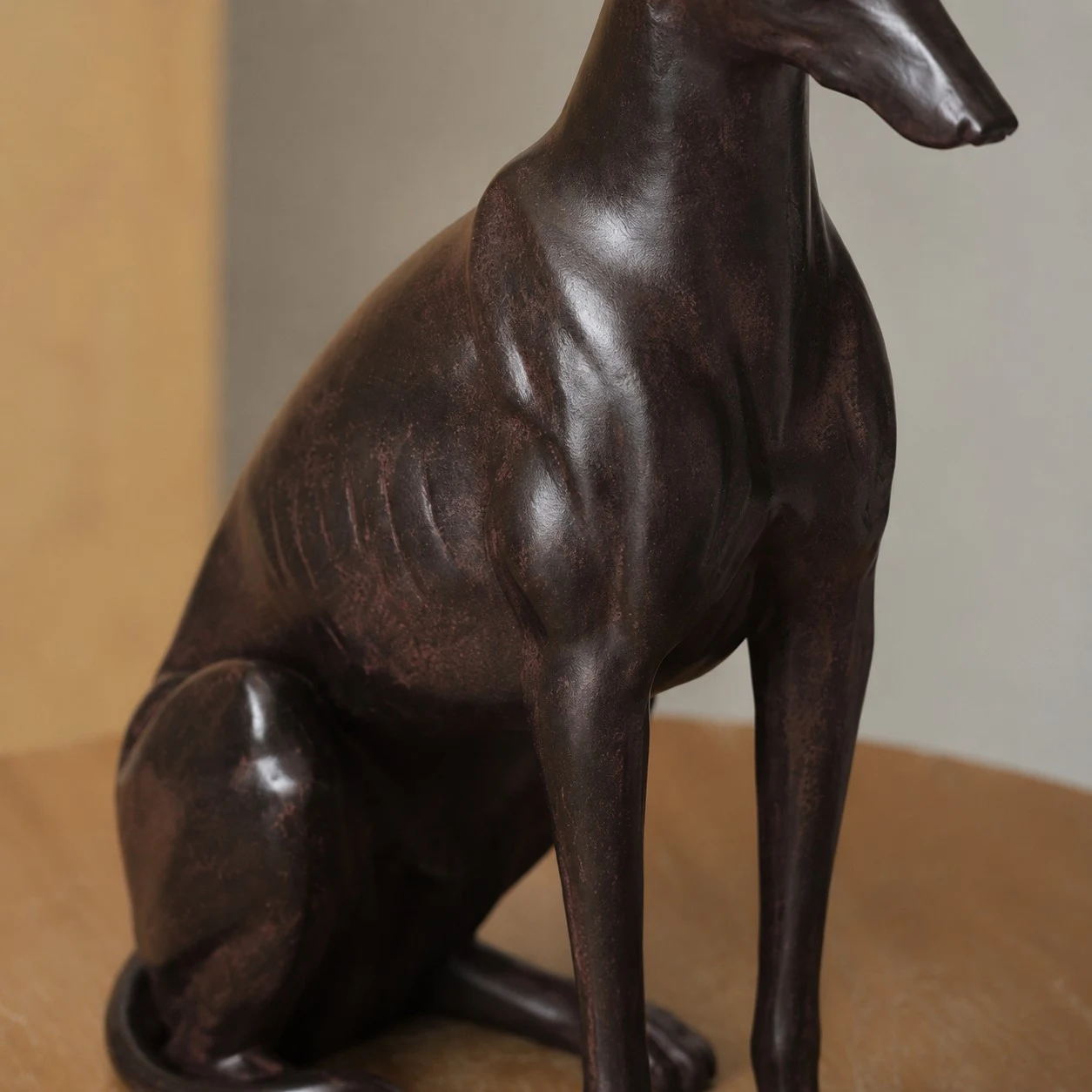 Sculpture décorative en résine représentant un lévrier, détails du corps