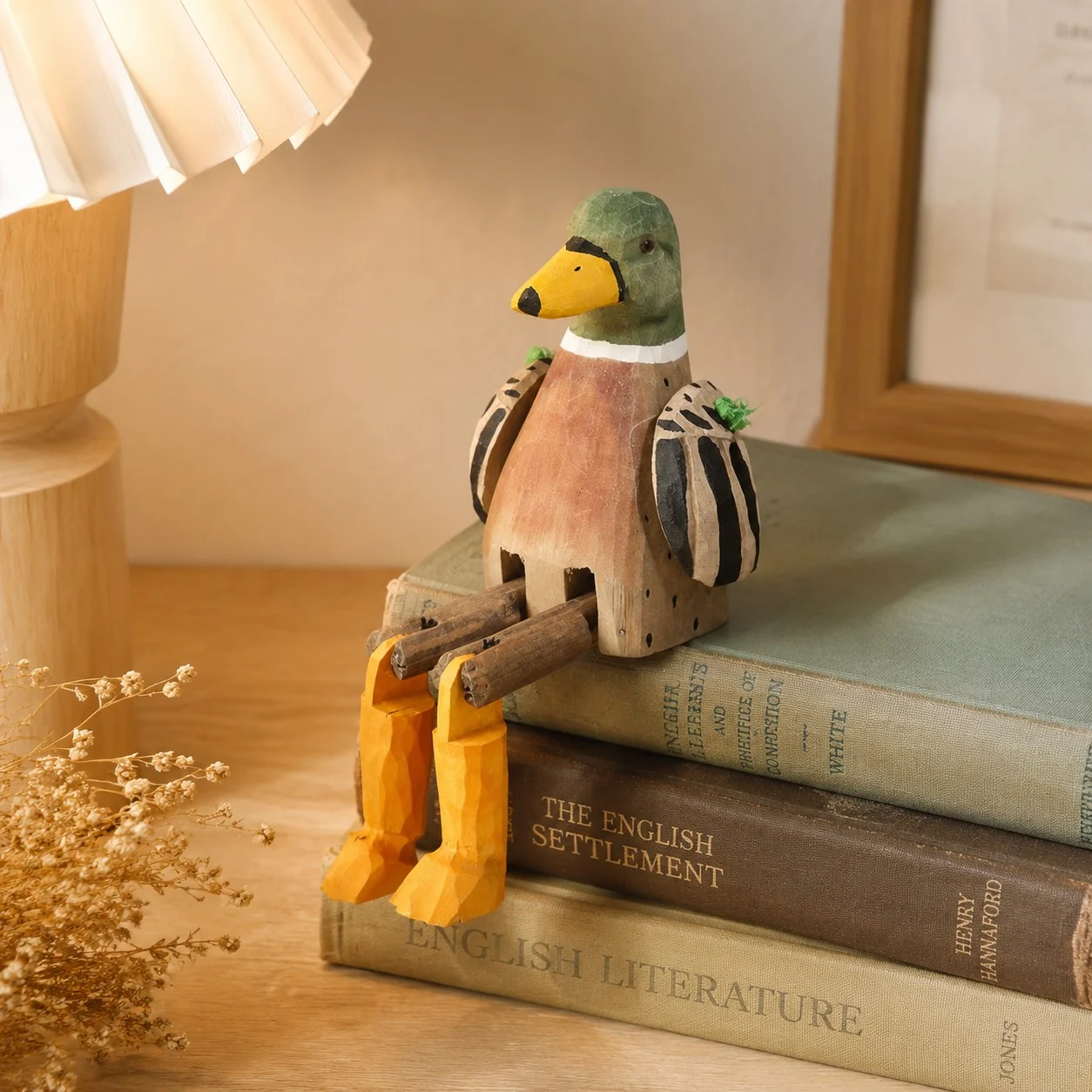 canard décoratif en bois exposé sur le bord d'une étagère
