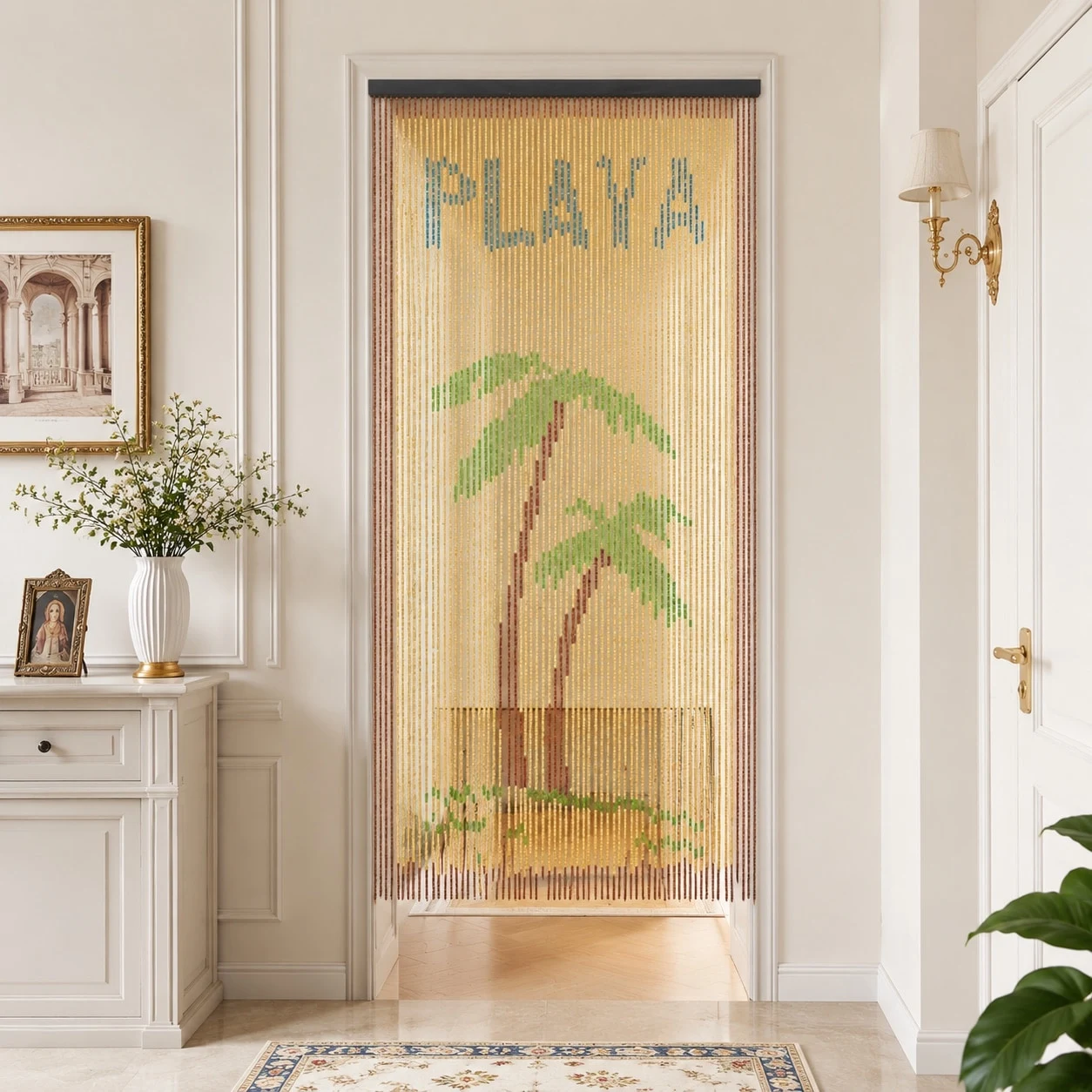Cortina de cuentas de madera con motivos de palmeras en la puerta de un dormitorio.