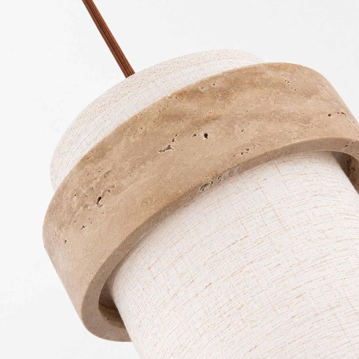 Gros plan sur du travertin et un ombrage en tissu