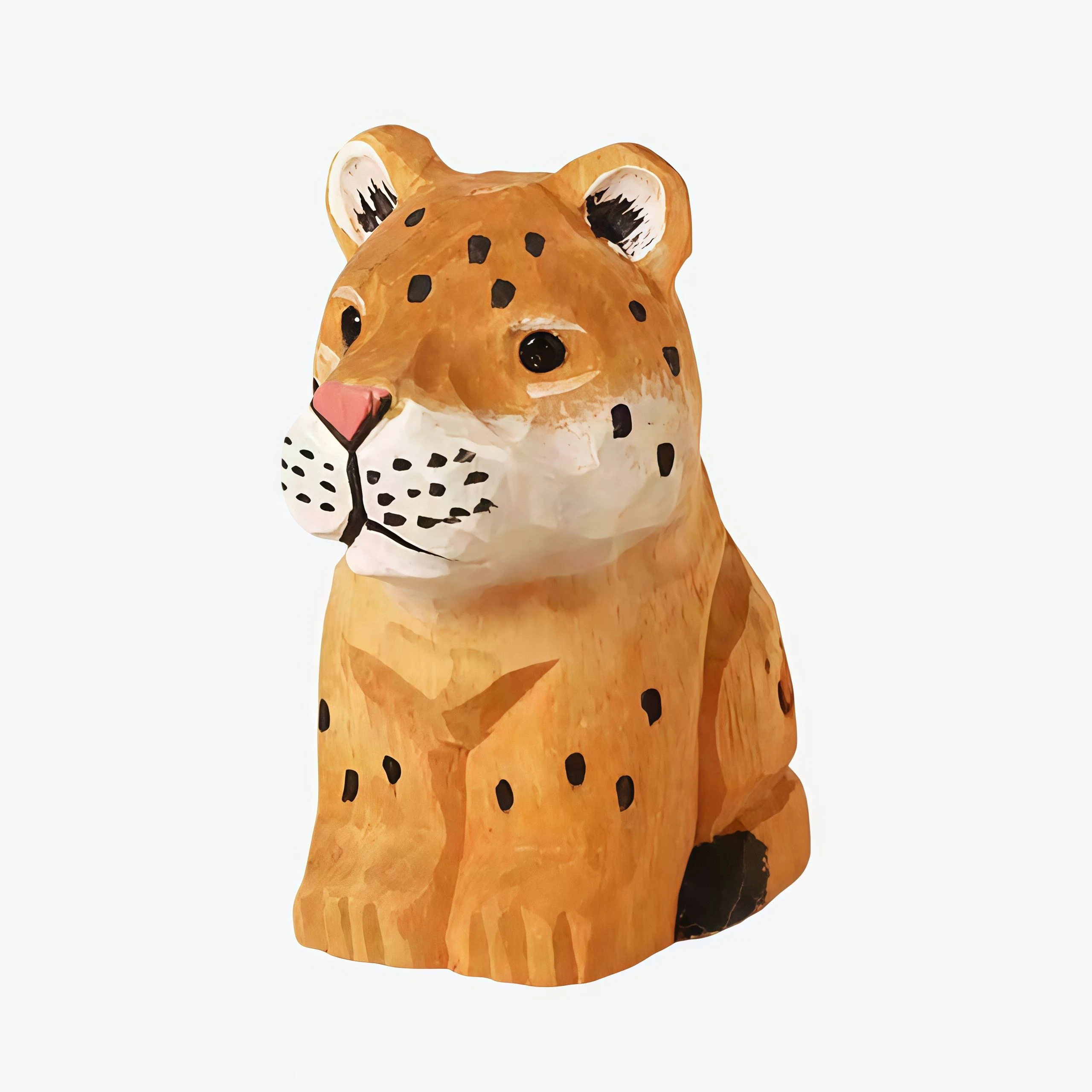 Figura de leopardo tallada a mano en madera natural.