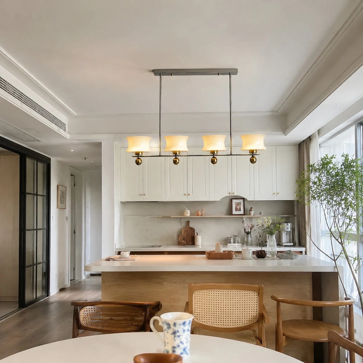 Lustre linear de vidro creme sobre uma ilha de cozinha