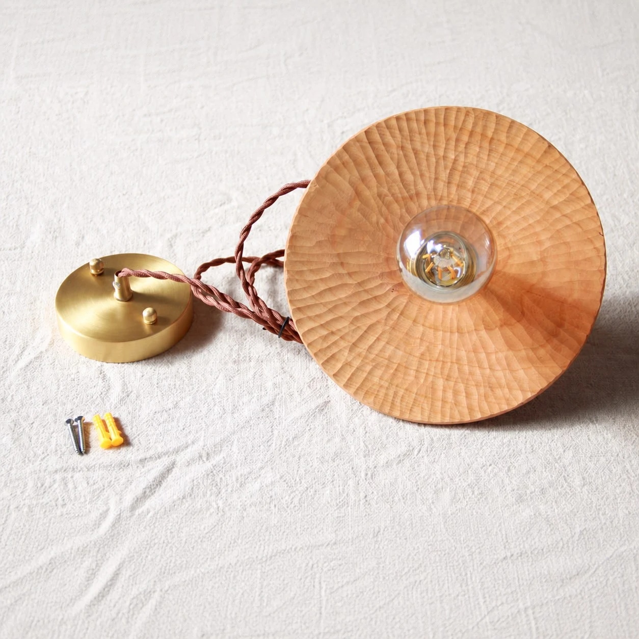 Kit de luminária pendente com cúpula de madeira, canopla de latão, cabo e parafusos.