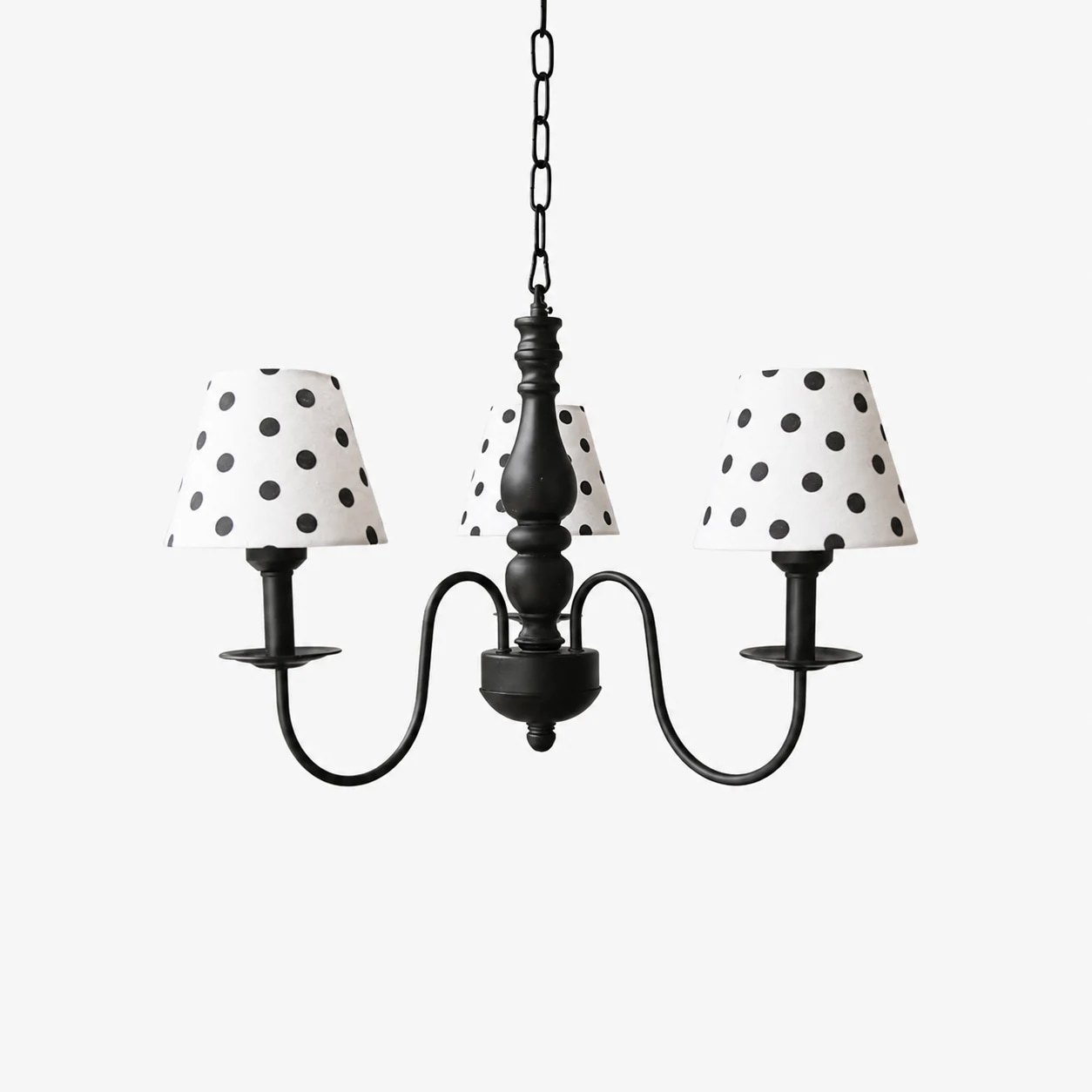 Lustre de três luzes com braços pretos curvos