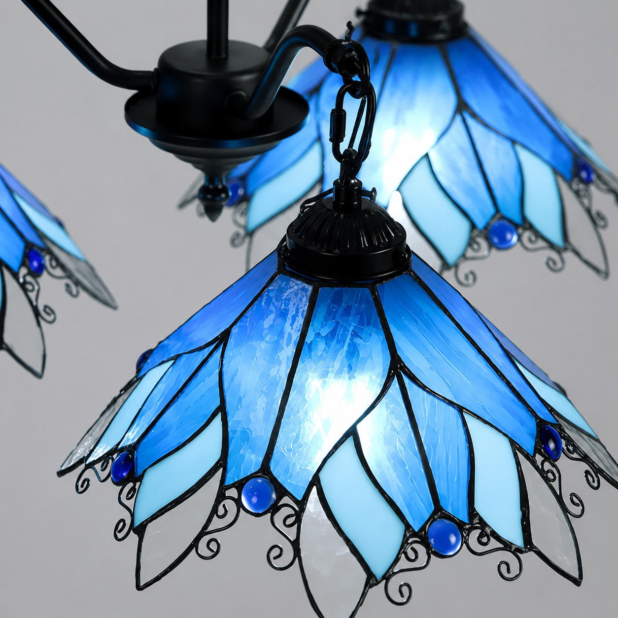 Detalhe do lustre de vitral com quatro luzes