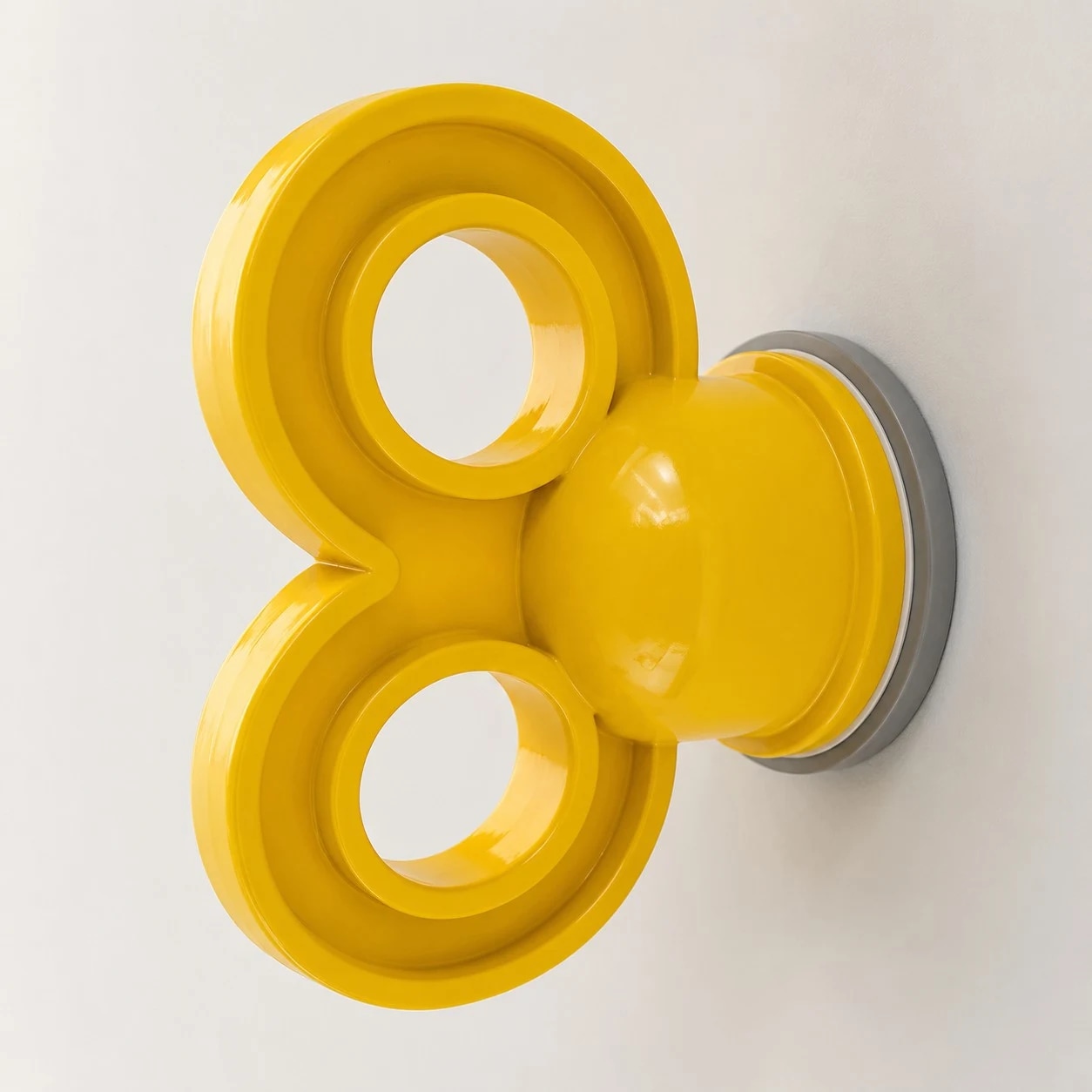 Aplique de parede escultural amarelo em resina acrílica com silhueta em forma de chave