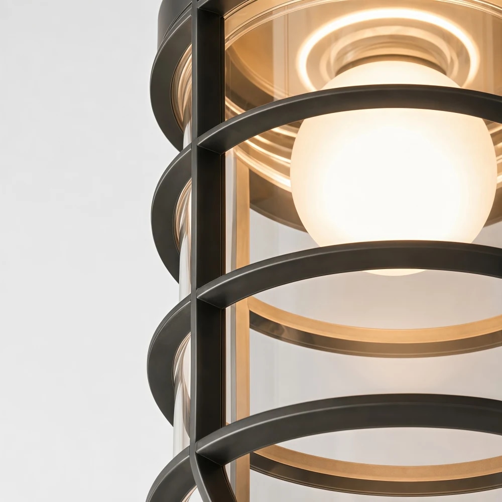 Nahaufnahme eines gealterten, schwarzbronzenen Metallkäfigs und eines Glasschirms