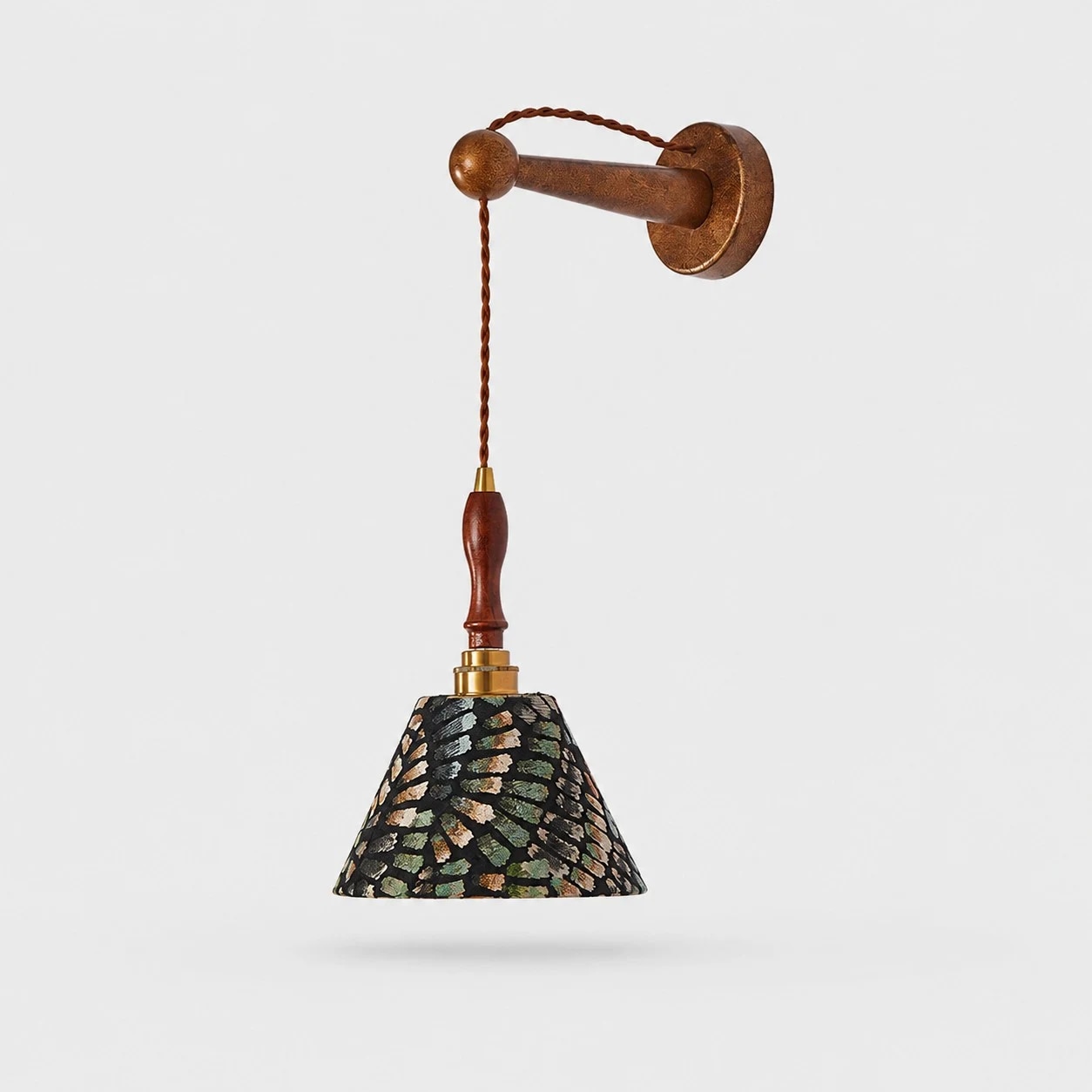 Franse vintage stoffen wandlamp met houten arm en kap met patroon.