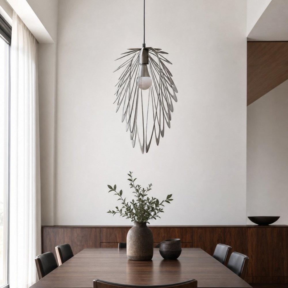 Luminária pendente metálica em formato de pena para sala de jantar.