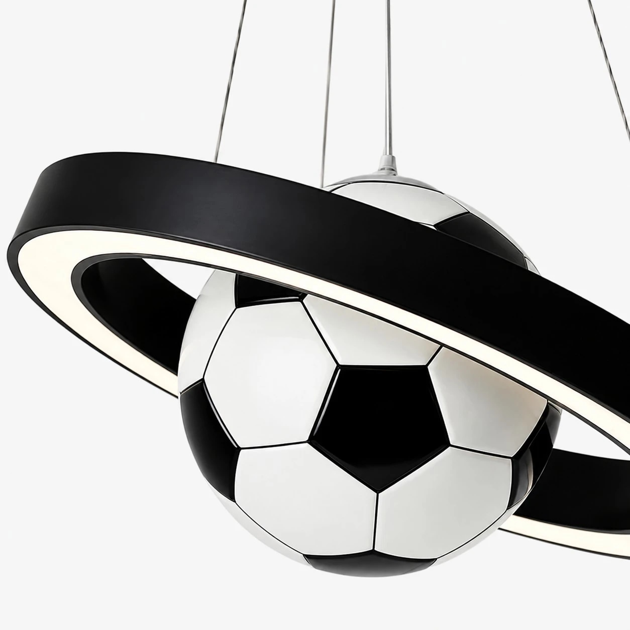 Detalle del anillo negro y la sombra del balón de fútbol