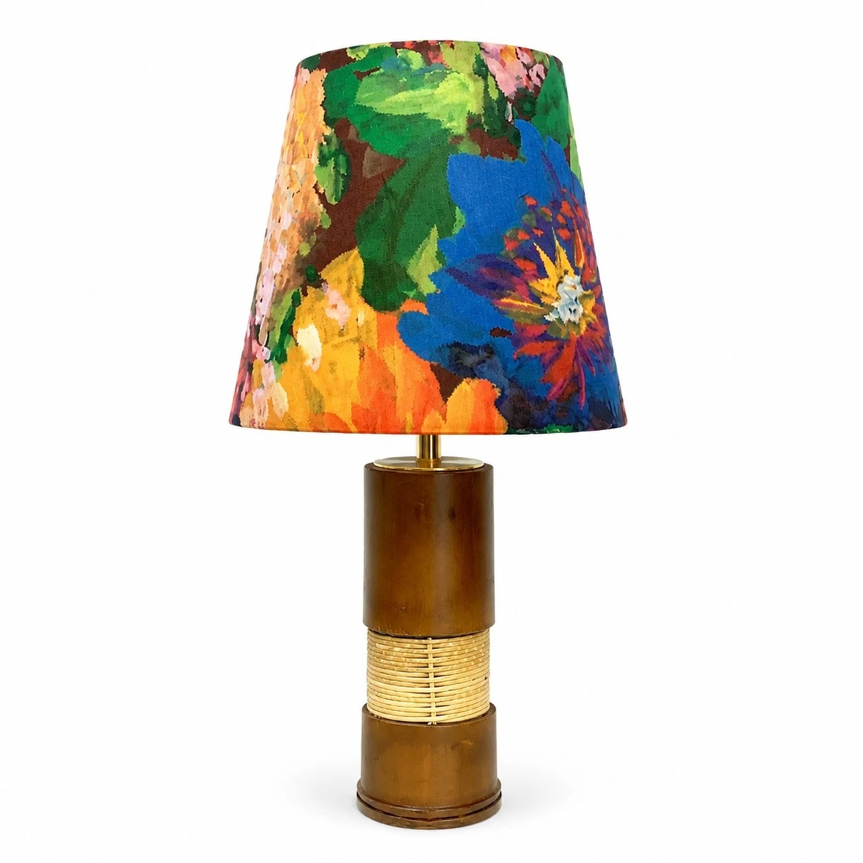 Lampada da tavolo in bambù con paralume a fantasia floreale.