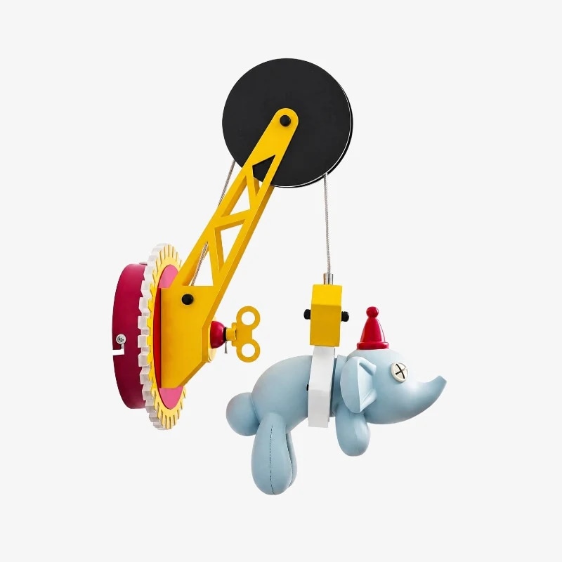Suporte de guindaste amarelo com revestimento lateral vermelho e pingente de elefante azul.