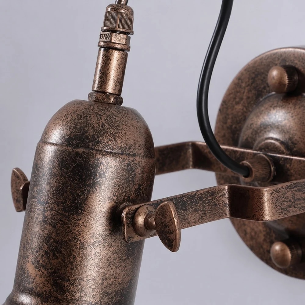 Detail ramene starožitného železného nástěnného svítidla