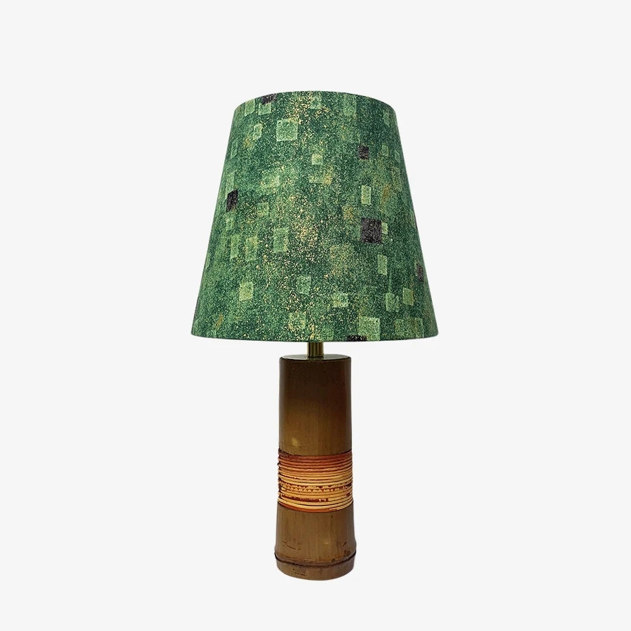 Lampada da tavolo in bambù con paralume verde muschio