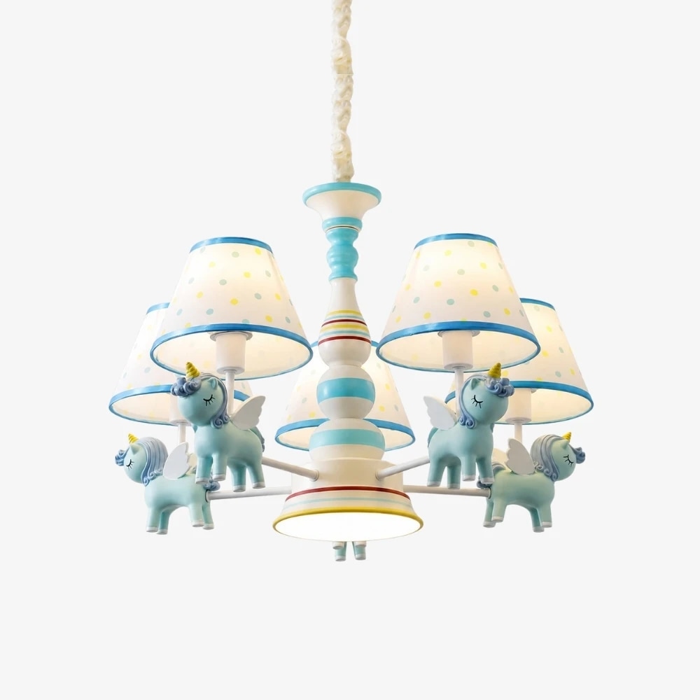 Lustre azul para quarto infantil com cinco cúpulas de tecido.