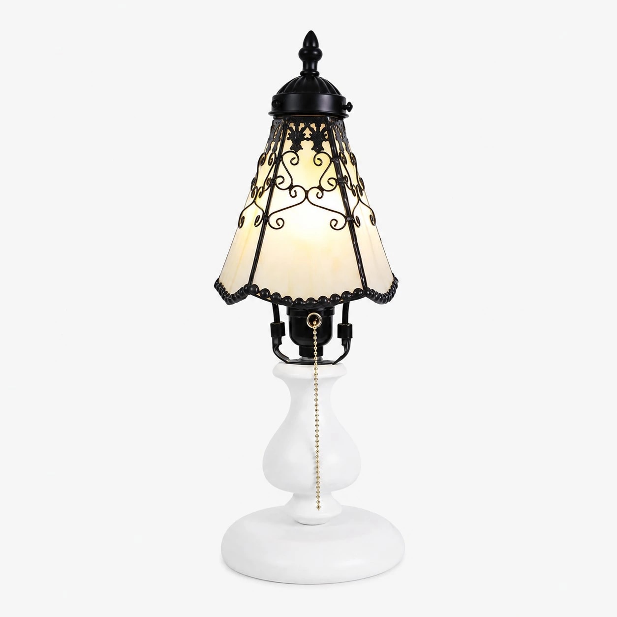 Warm cream Tiffany-style table lamp