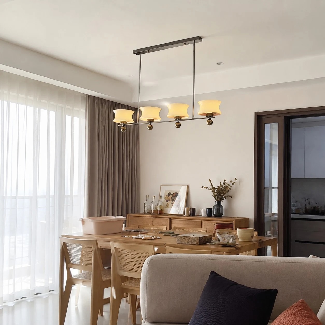 Lustre de vidro creme em um espaço descontraído para sala de jantar e estar.