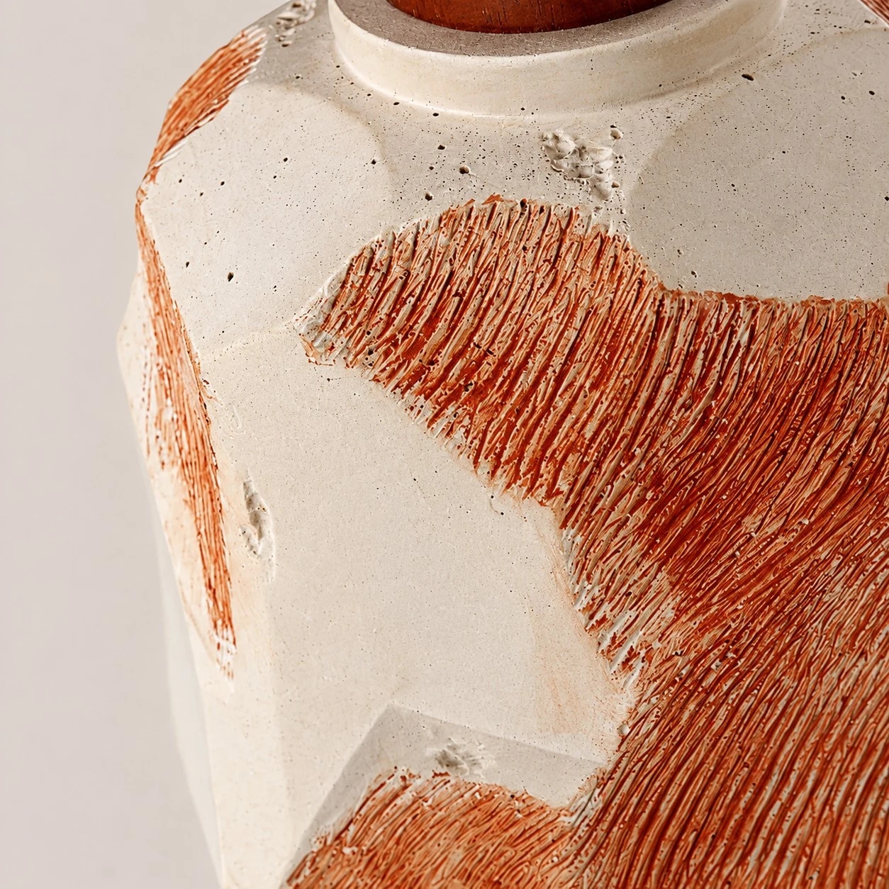 Detalhe da textura do microcimento e das saliências da terracota.