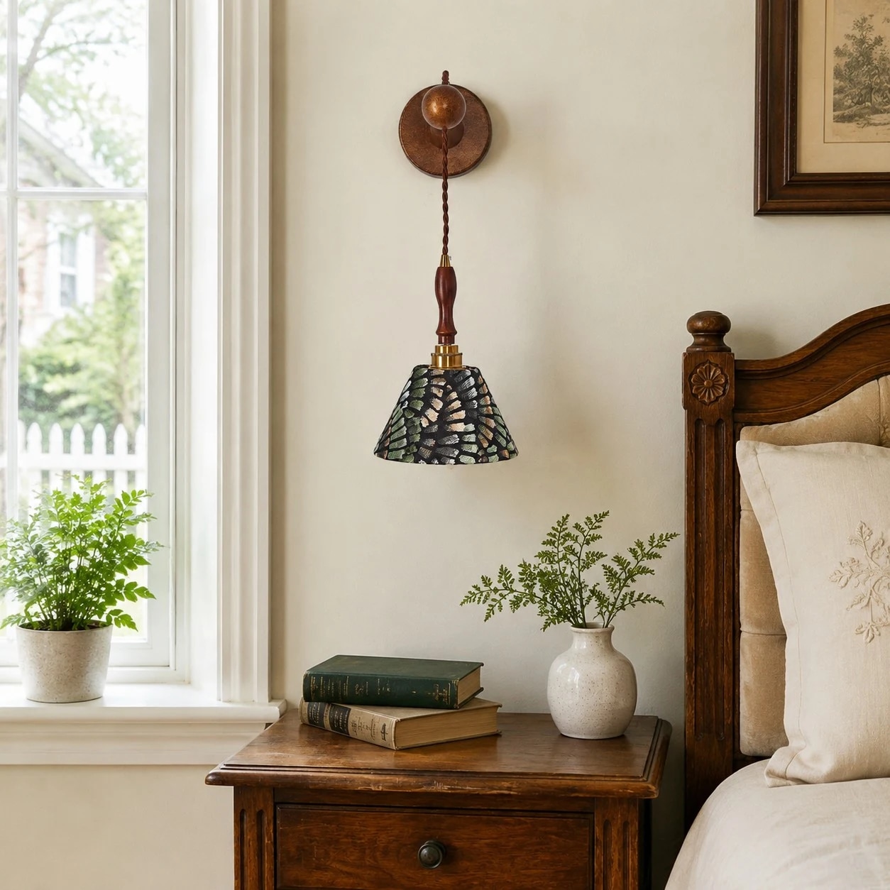 Wandlamp geplaatst naast een slaapkamer in vintage stijl.