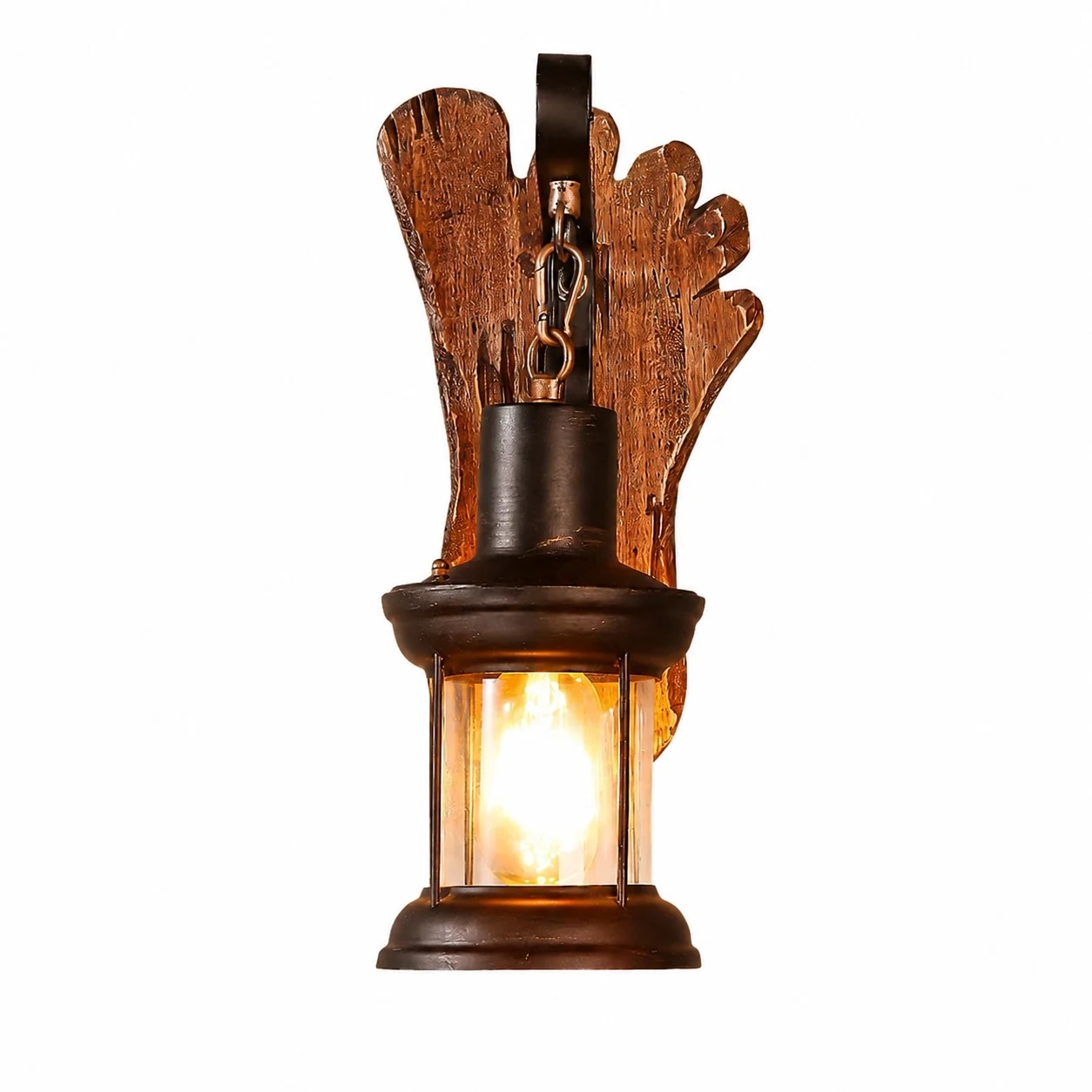 Nærbilde av rustikk vegglampe i tre og metall med bur