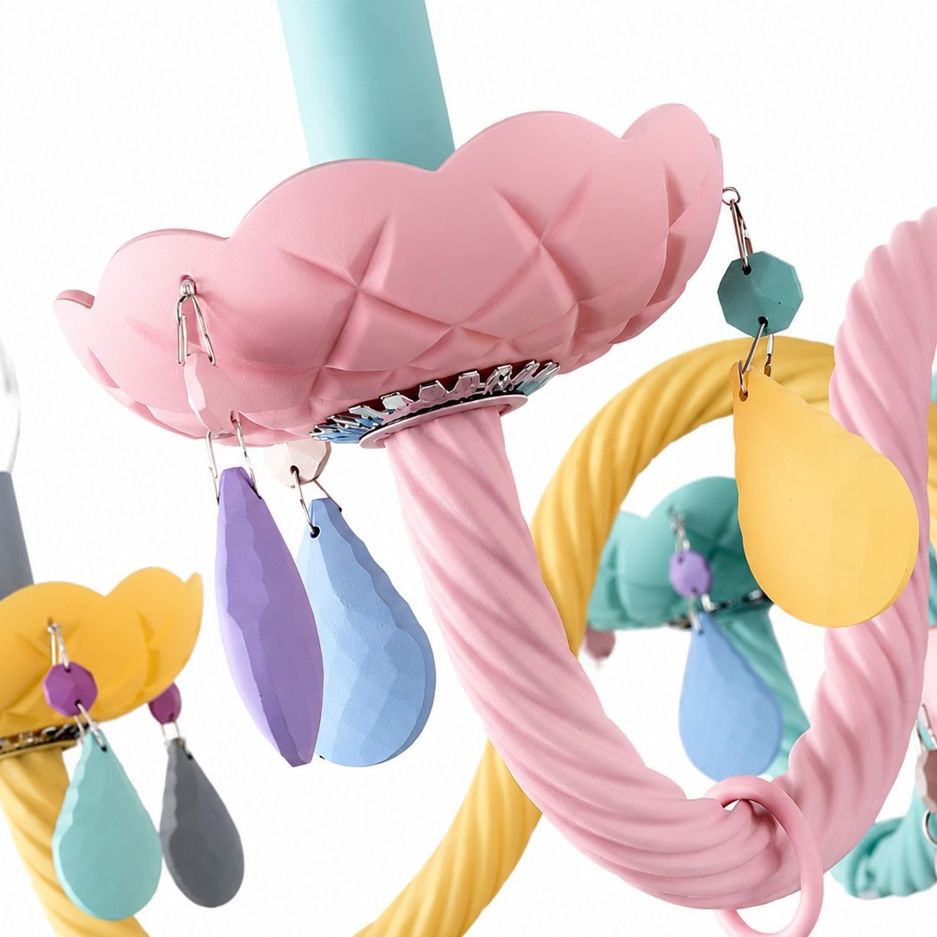 Xícara e detalhe do braço em tons pastel