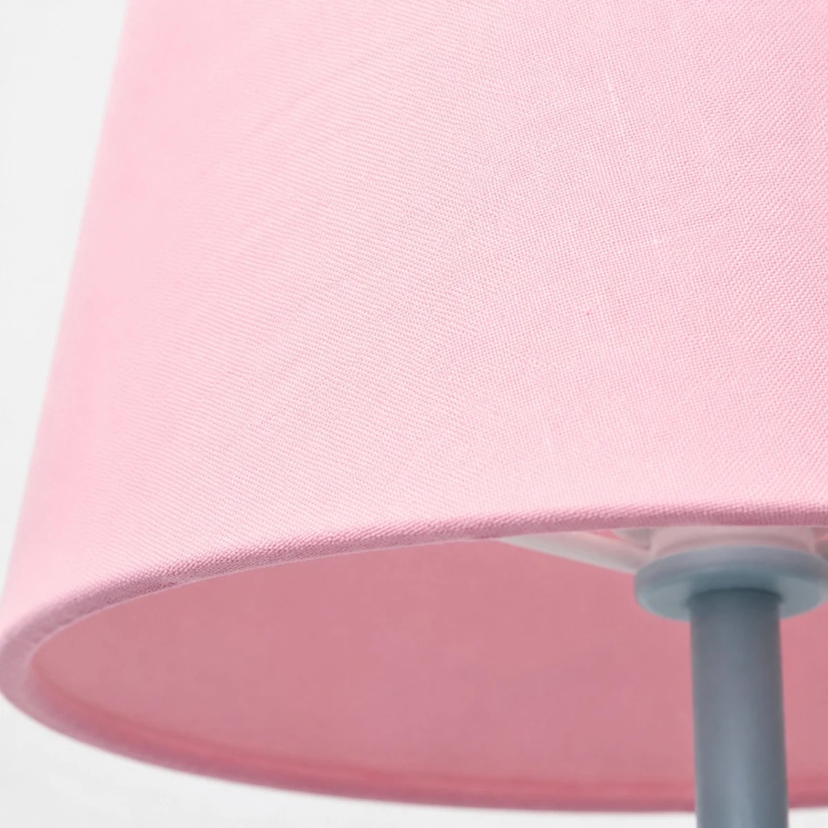 Borda inferior do abajur de tecido rosa e haste de metal