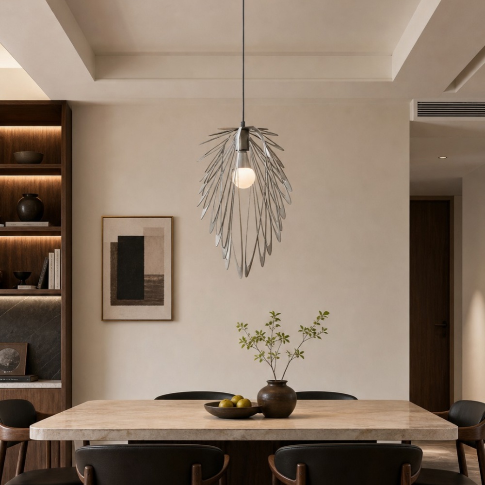 Luminária pendente metálica em formato de pena para decoração de quarto.