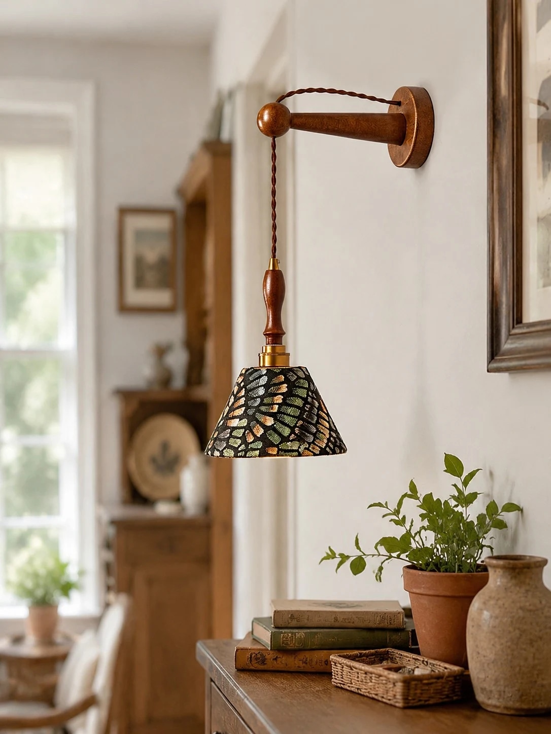 Vintage Franse wandlamp, afgebeeld in een interieur.