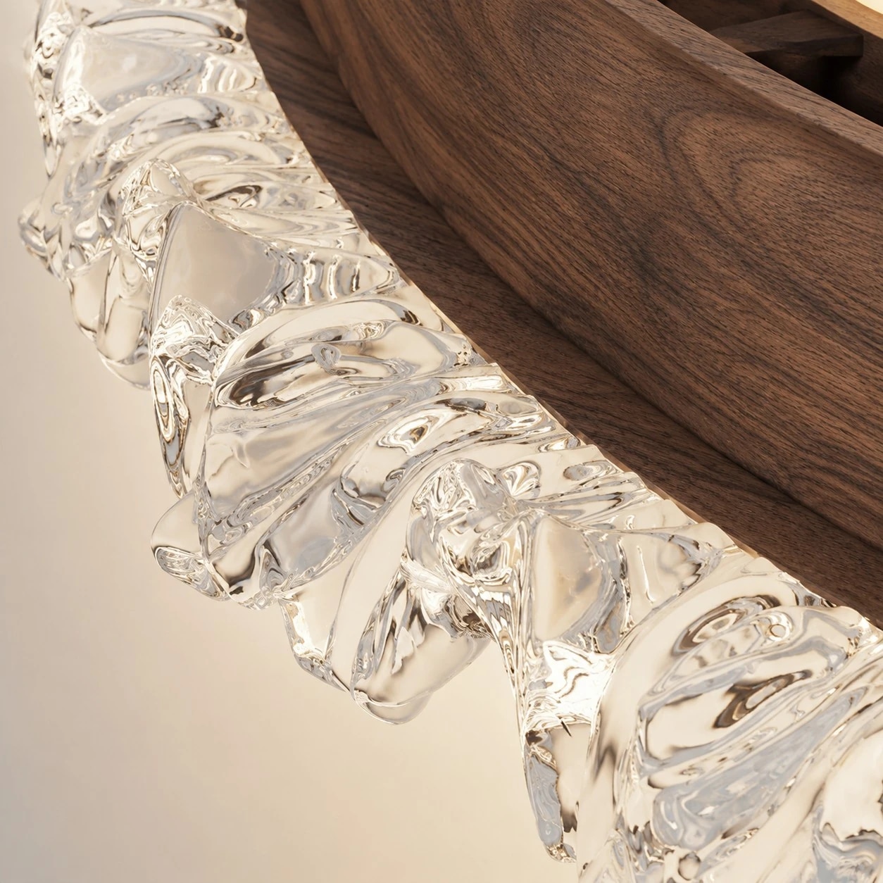 Detalhe de borda de cristal em luminária decorativa de teto embutida para ventilador de teto.