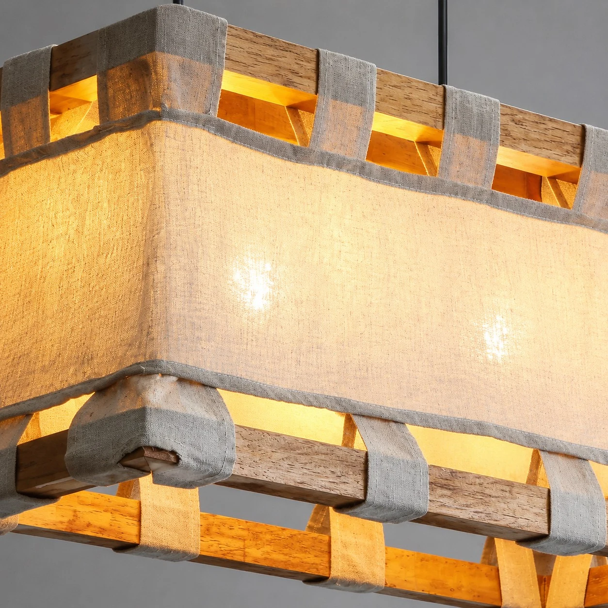 Luminária pendente Wabi-Sabi com estrutura de madeira e tecido.