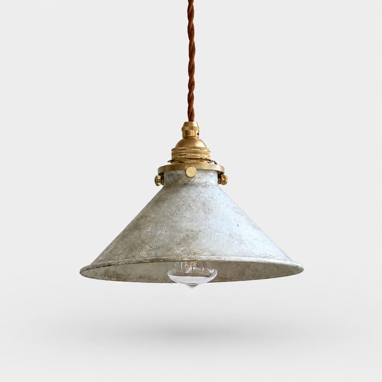 Abajur pendente em forma de cone, prateado com acabamento enferrujado à mão.
