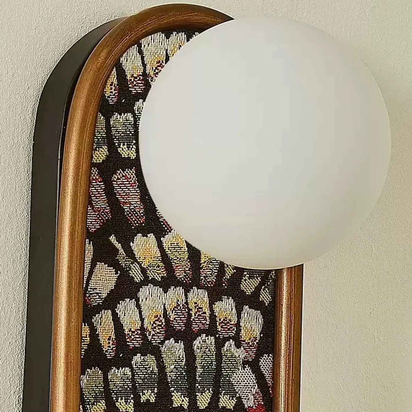 Pantalla esférica y detalle de aplique de pared de tela estampada
