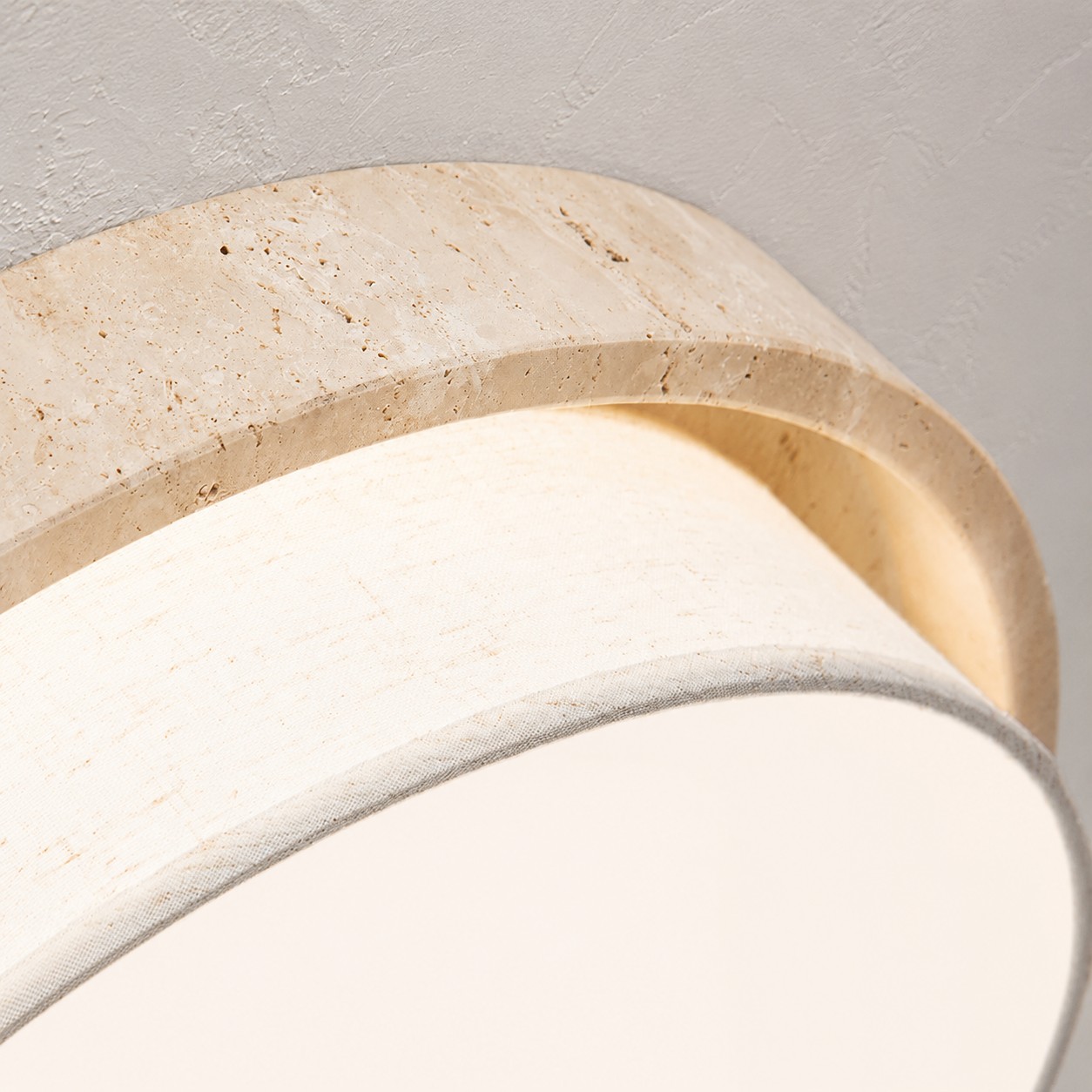 Detalhe da luminária de teto embutida em tecido travertino