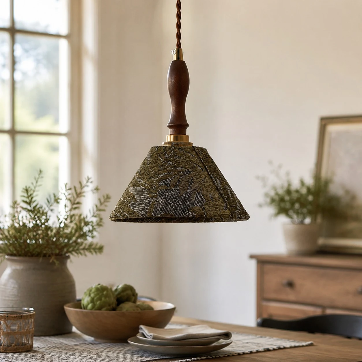 Um pequeno pendente para ambientes tranquilos e com várias camadas de decoração.