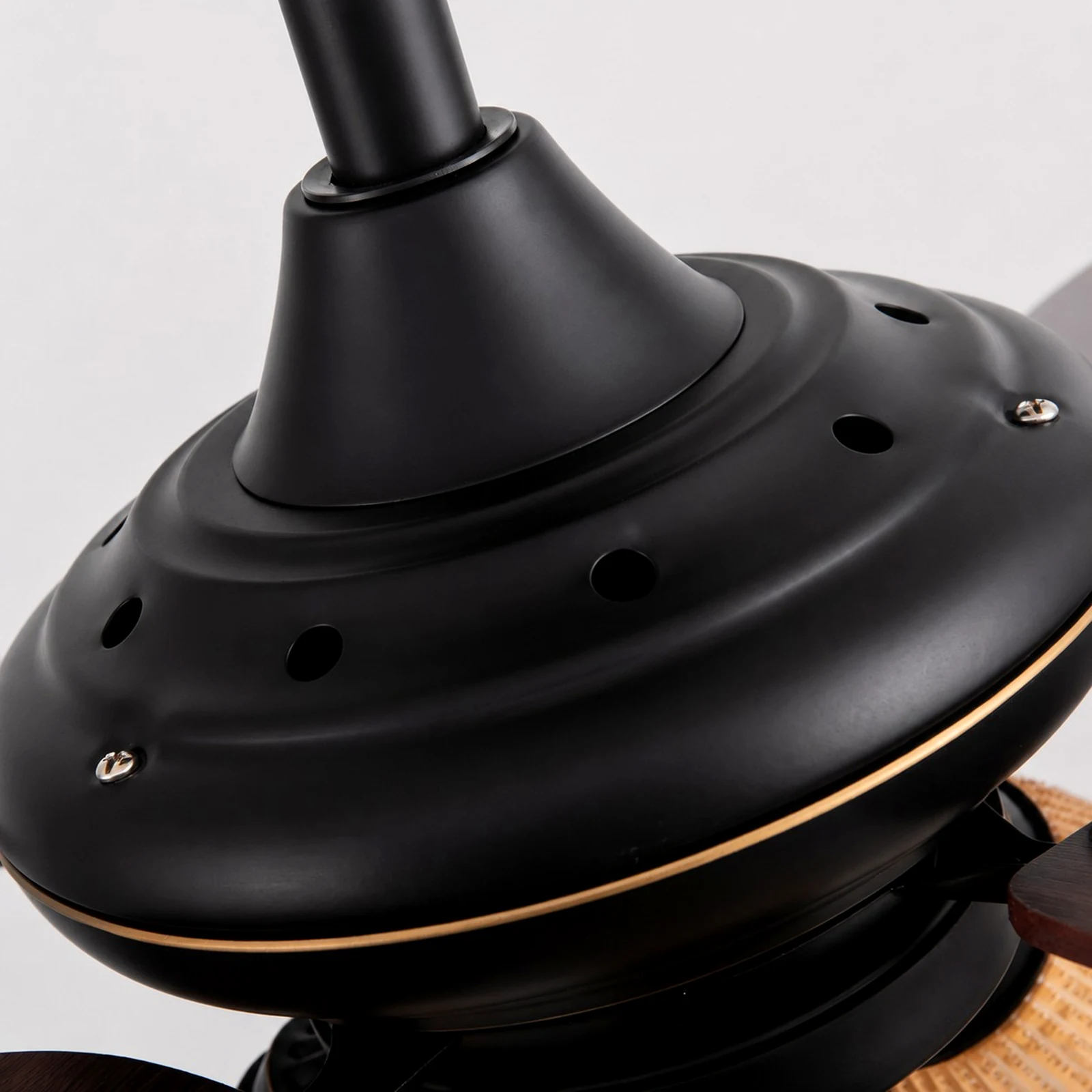 Detalhe da carcaça do motor em preto fosco
