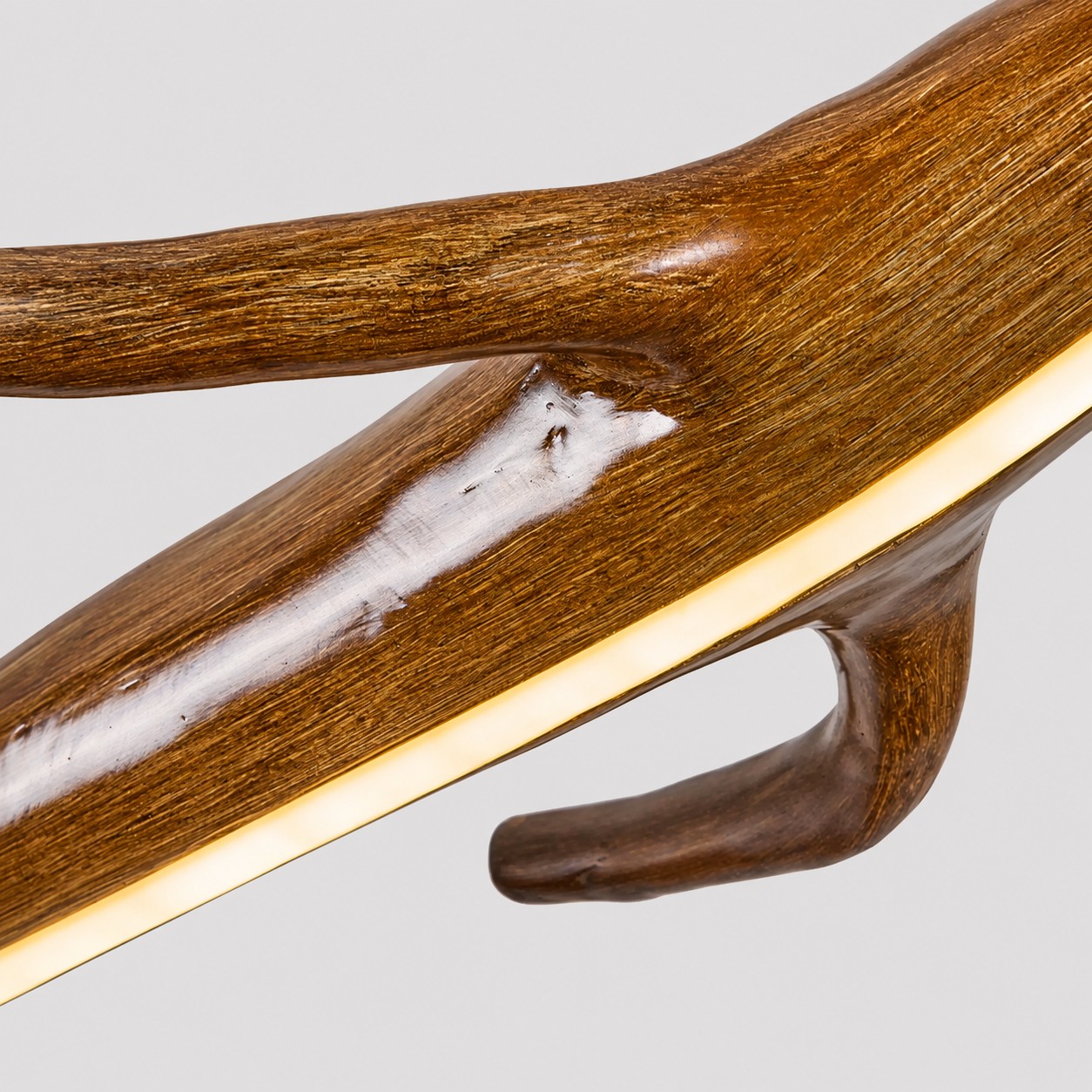 Luminária pendente linear em resina na cor madeira com detalhe de galho