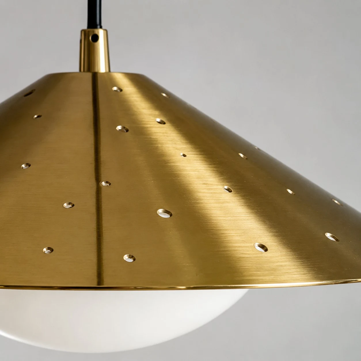 Luminária pendente mini moderna em formato de OVNI com detalhes em latão.