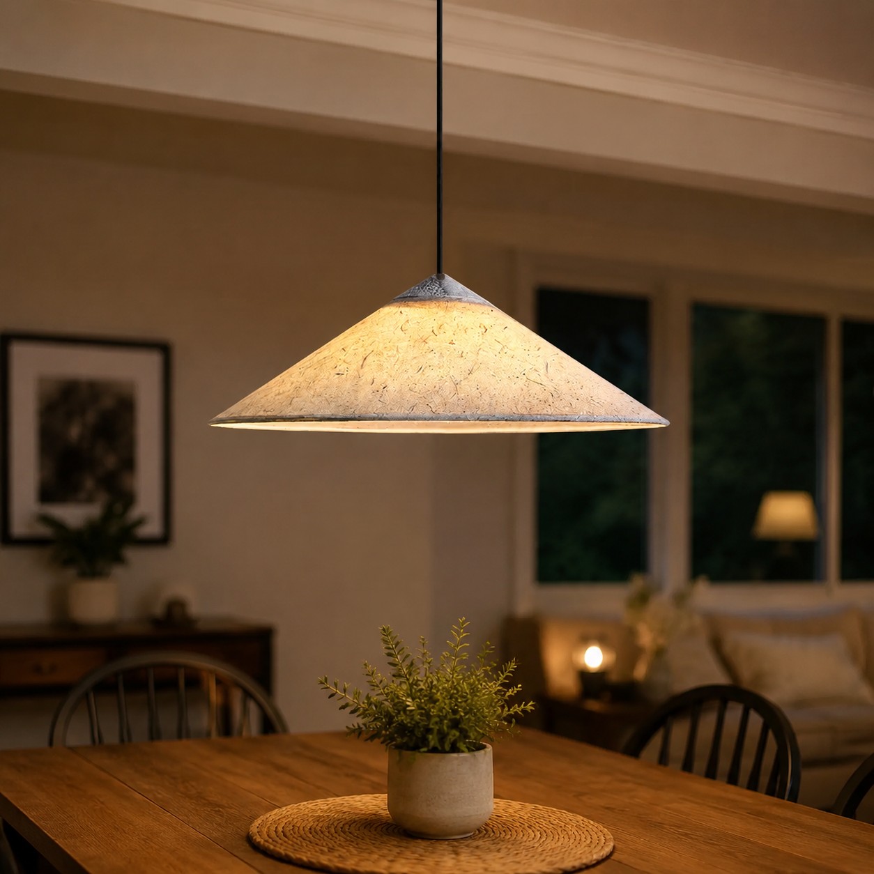 Pendente instalado acima de uma mesa de jantar