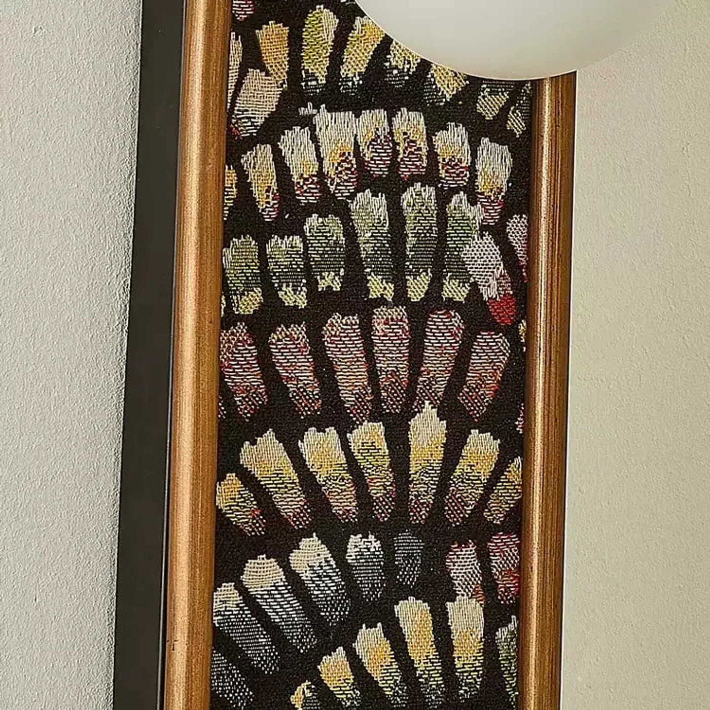 Detalle preciso de la textura de la tela y el cálido borde metálico.