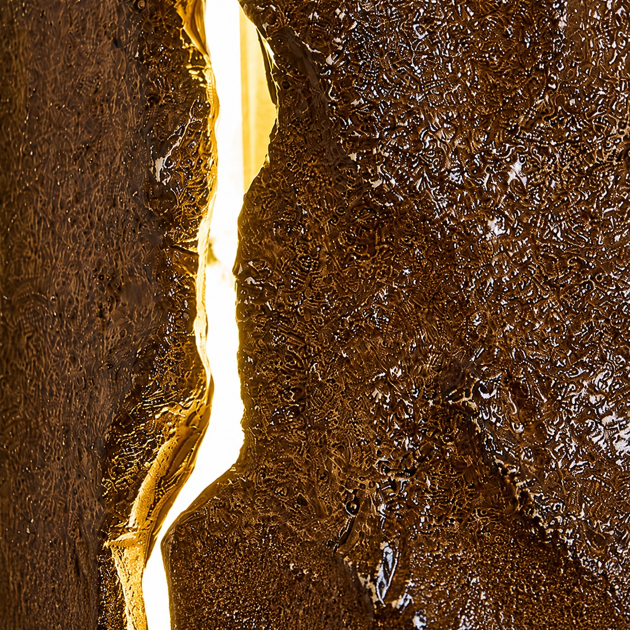 Detalhe em close-up da divisão brilhante em uma luminária de parede de resina.