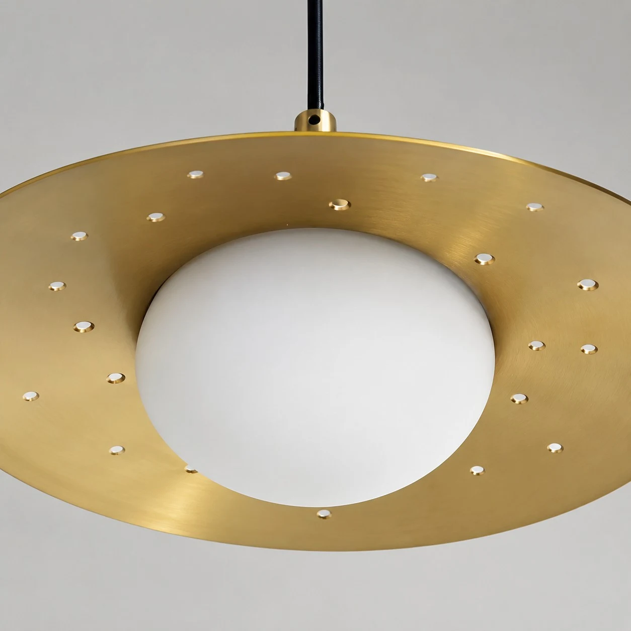 Detalhe do difusor da luminária pendente mini UFO moderna