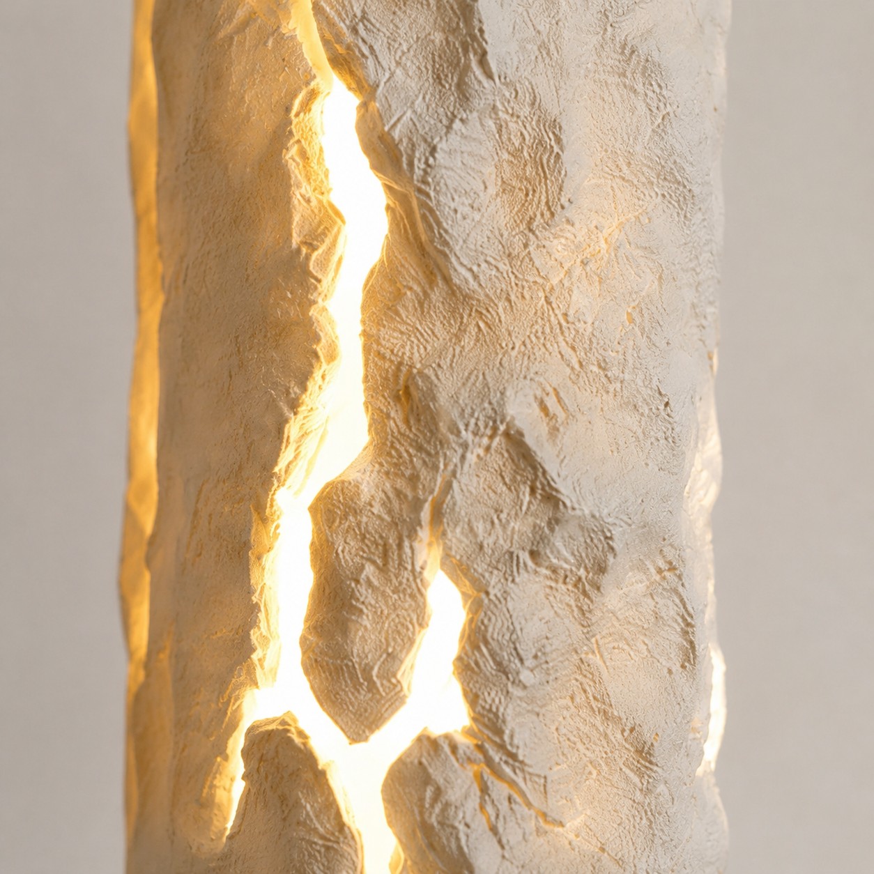 Luminária de parede de resina branca com textura e detalhes de brilho.