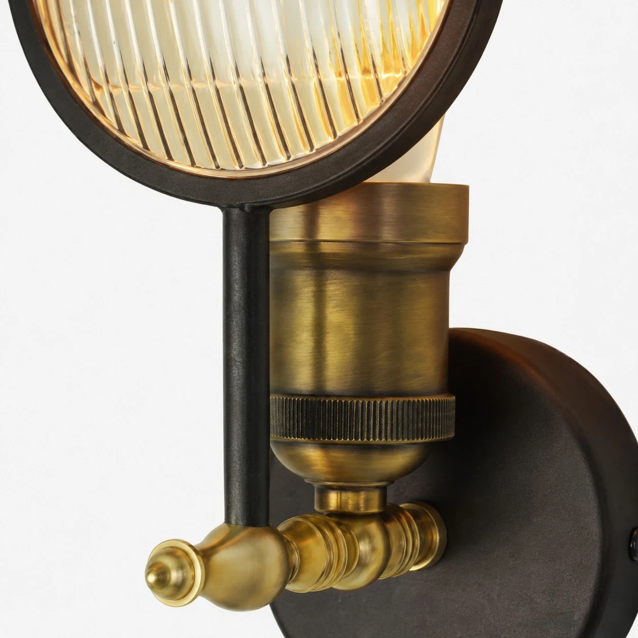 Detalhe de lustre de vidro canelado