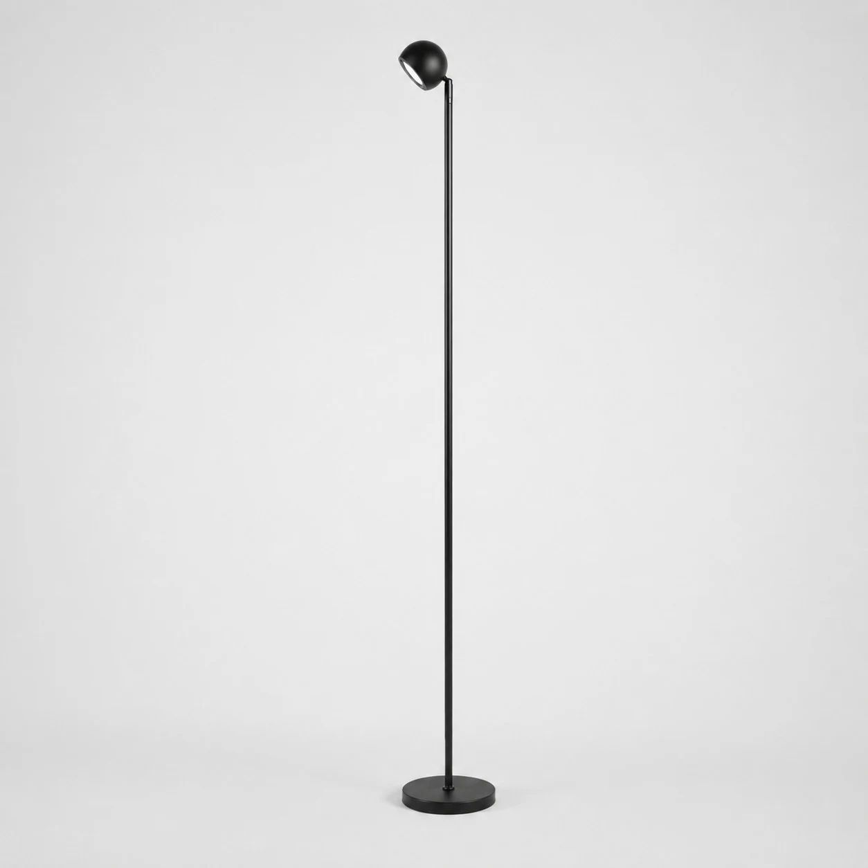 Luminária de chão minimalista preta com controle remoto inteligente (vista completa)