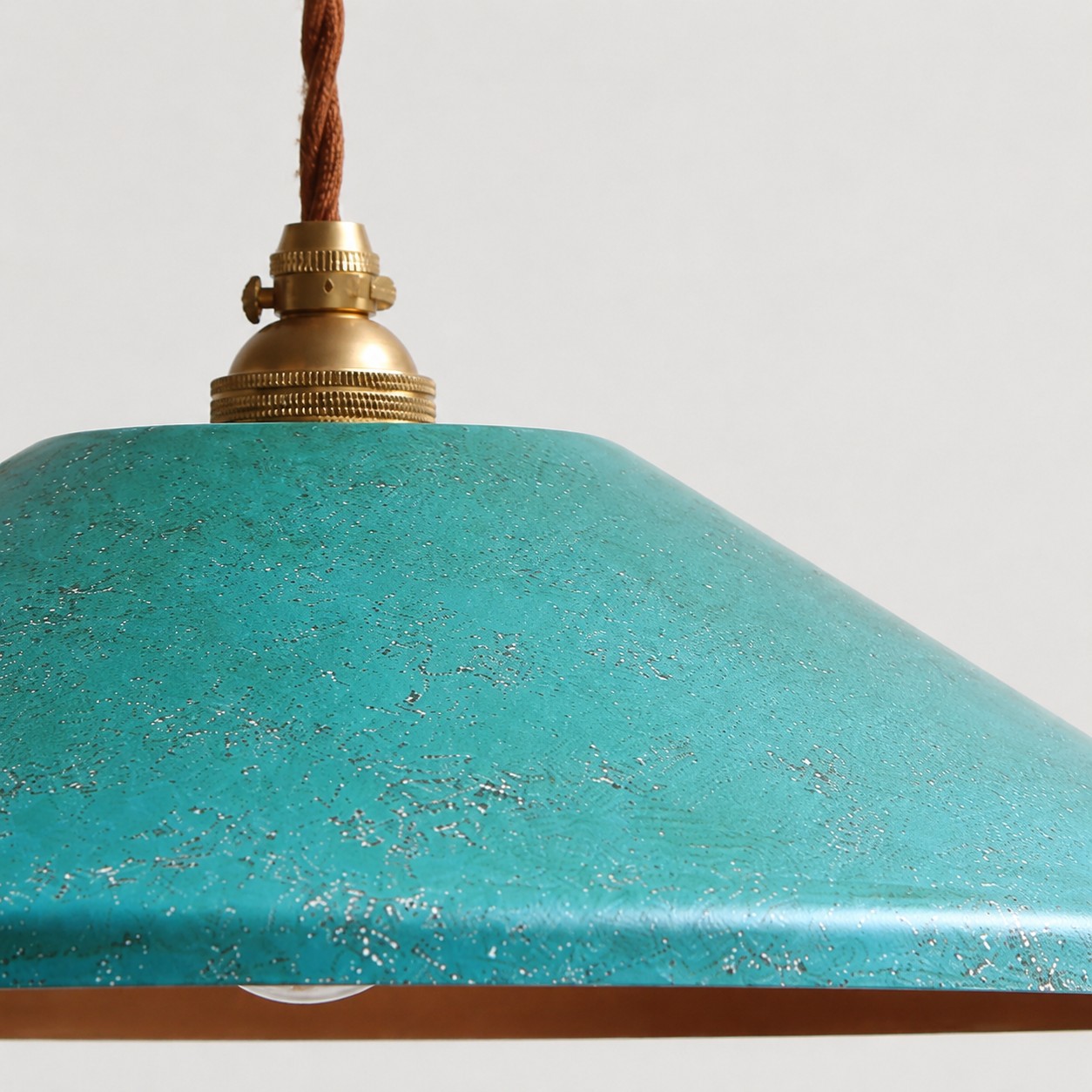 Detalhe da textura azul enferrujada à mão com tampa de latão.